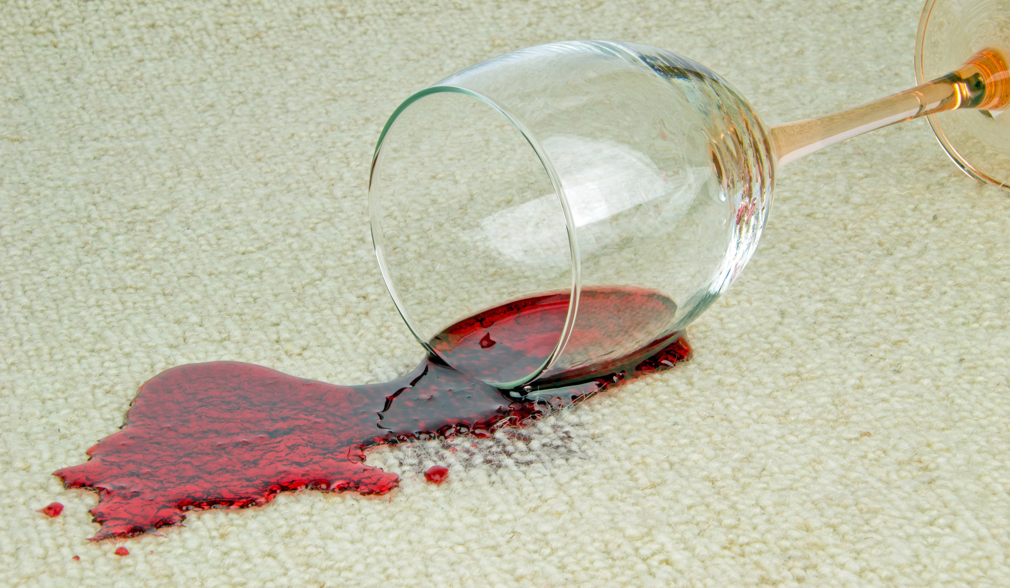 چگونه با صابون ظرفشویی و سرکه سفید شراب قرمز را از فرش پاک کنیم